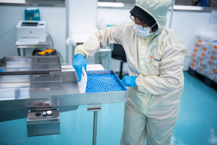 在馬來西亞吉隆坡郊區(qū)的發(fā)馬公司灌裝工廠,一名工人在科興疫苗本地